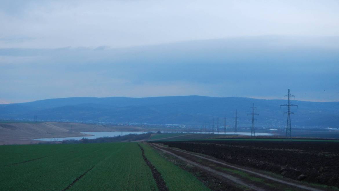în aparență, dimineață Natura era dezordonată, lăsând Vântul la-ntâmplare, să ne BATĂ pe la șale … și nu bătea cu mâna goală, fața mi-o pișca și cu o NINSOARE