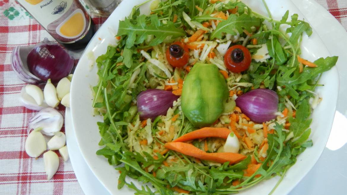 în Ianuarie… după atâta „întinerire” cu friptură și cârnați merge și o moșnegească rădăcinoasă-n frunze verzi… Bon Apetit!